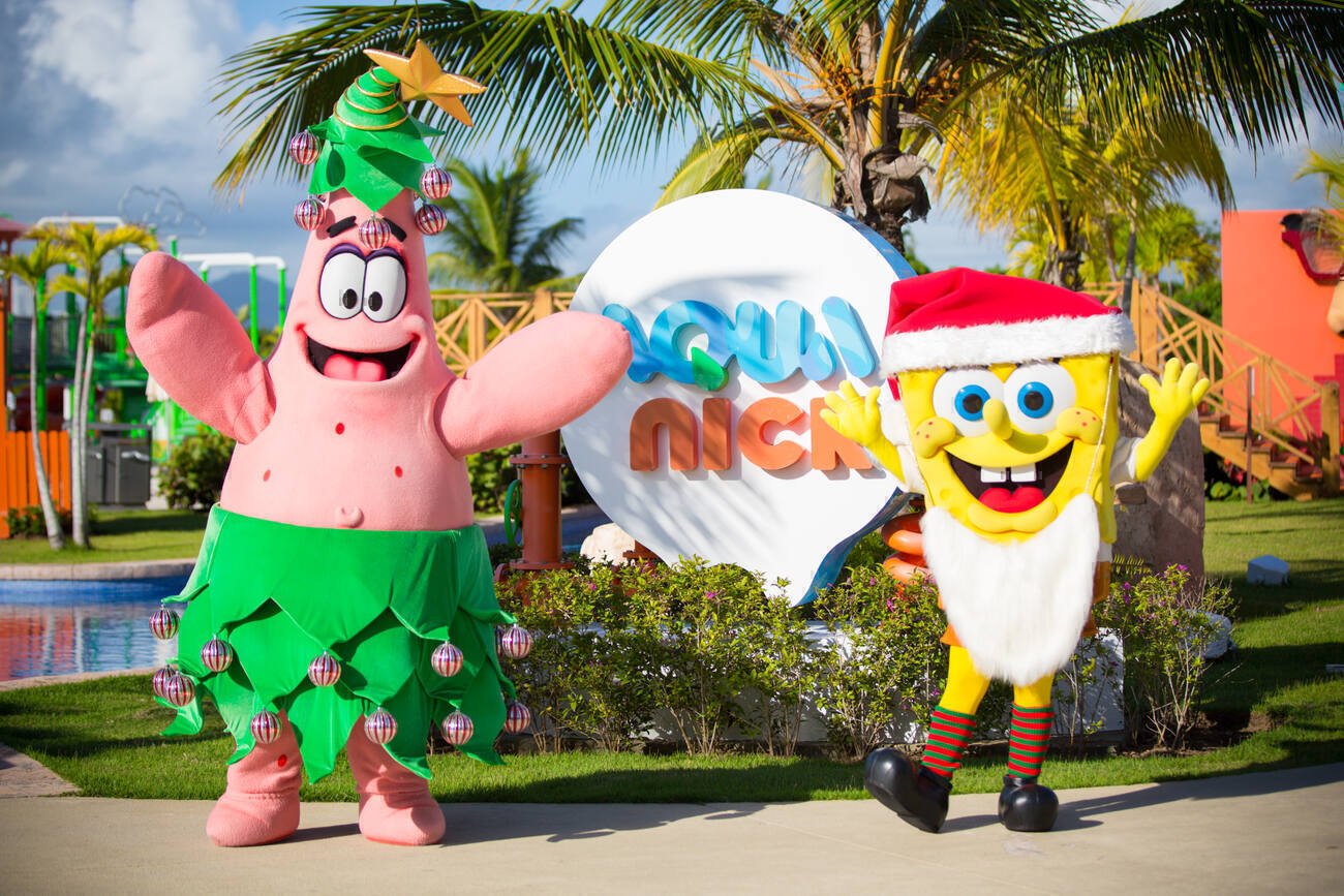 SpongeBob and Patrick dressed up at a Christmas tree