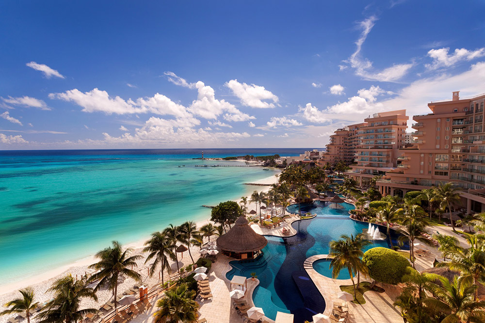 The beach and pool area of Grand Fiesta Americana Coral Beach Cancun All Inclusive Spa Resort.
